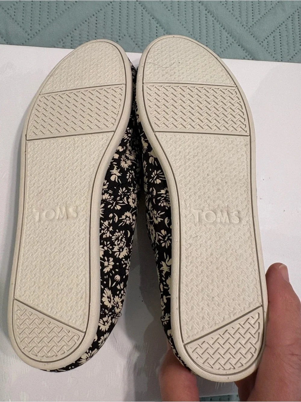 TOMS Classic Women’s Black & Cream Alpargata Flats Daisy Pattern Size 8